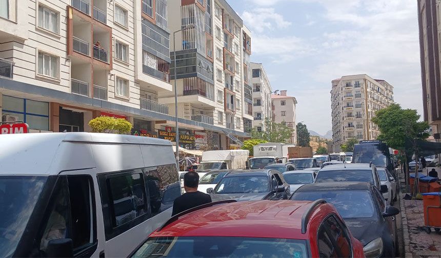Van'da maddi hasarlı trafik kazası! Uzun araç kuyruğu oluştu