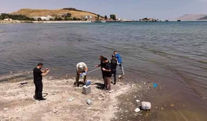 Van Gölü sahilindeki kirlilik ihbarları üzerine numune alındı