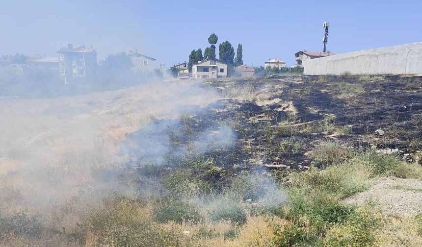 Tuşba'da Anız Yangını Söndürüldü