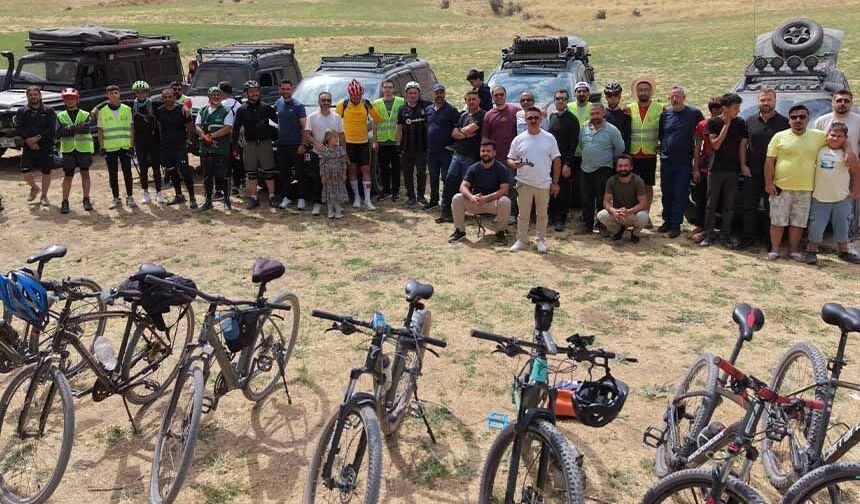 Doğaseverler Van Gölü'nün saklı cennetine pedal çevirdi