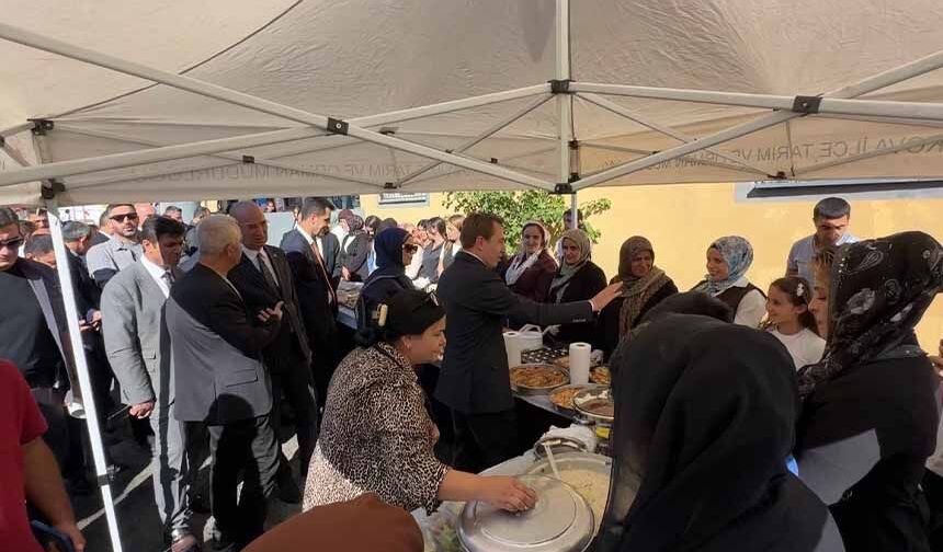 Yüksekova'da kadın kursiyerlerin el emekleri sergilendi