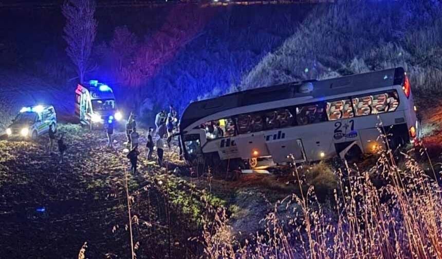 Yolcu otobüsü şarampole uçtu: 24 yaralı
