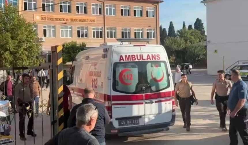 Manisa’da okul önünde silahlı saldırı: Yaralı öğrenciler var