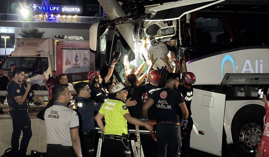 Yolcu otobüsü alt geçit duvarına çarptı: 11 yaralı