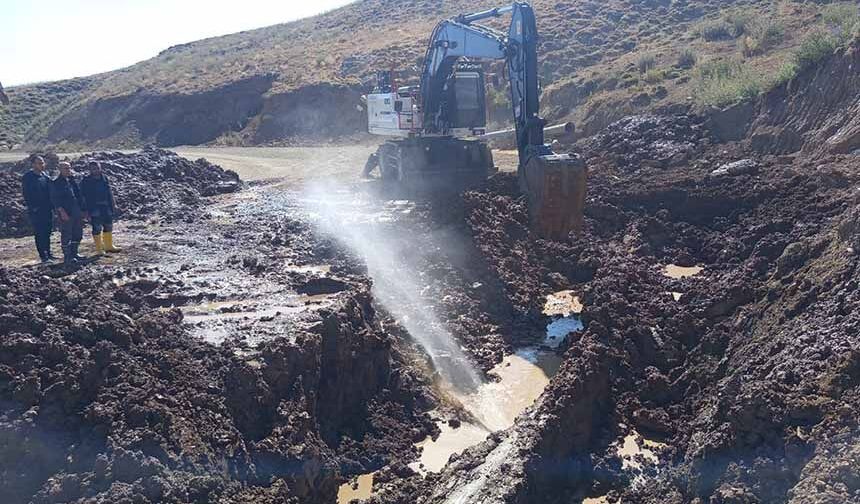 Hakkari’de 3 bin 500 rakımda su hattı için zorlu çalışma