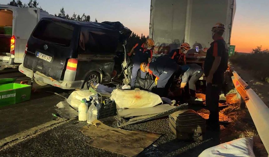 Minibüs, TIR'a arkadan çarptı: 2 ölü, 2 ağır yaralı