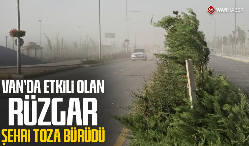 Van'da etkili olan rüzgar şehri toza bürüdü