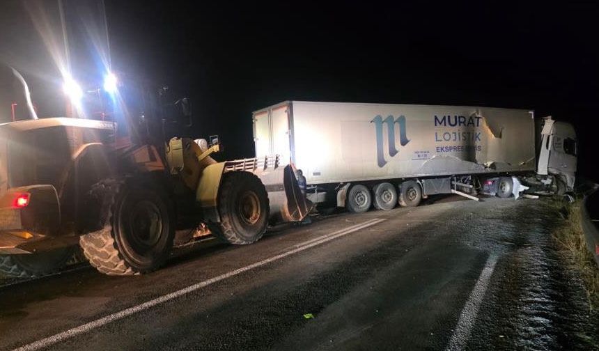 Van-Hakkari yolunda tır kazası, trafik durdu