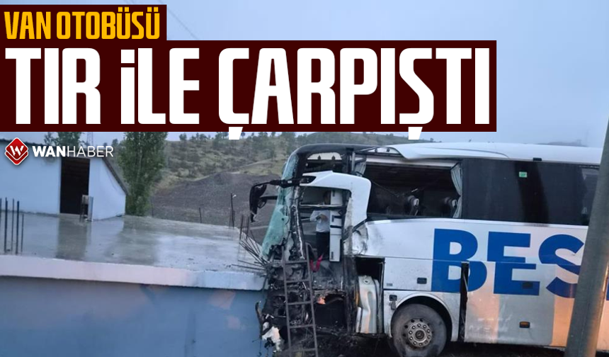 Van otobüsü ile tır çarpıştı: 15 yaralı