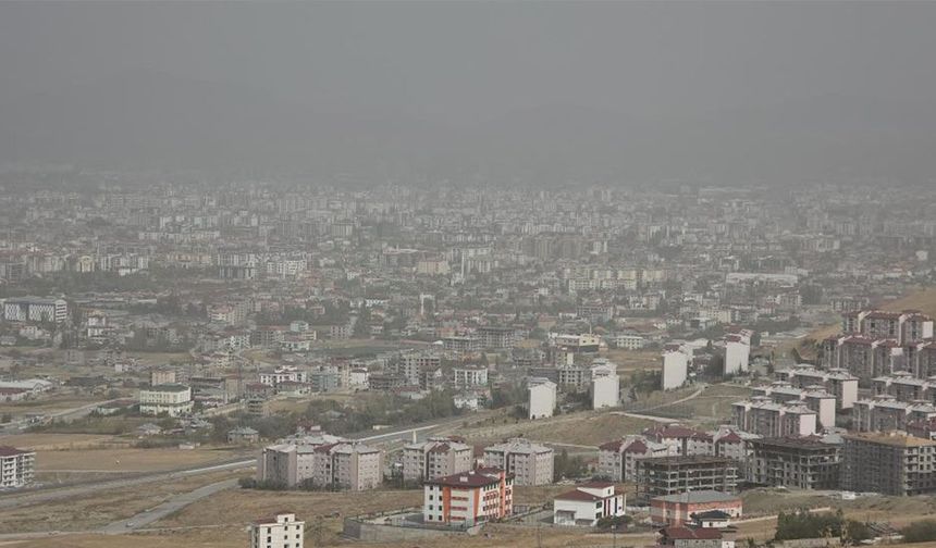 Basra Körfezi üzerinden gelen toz bulutları Van'ı kapladı