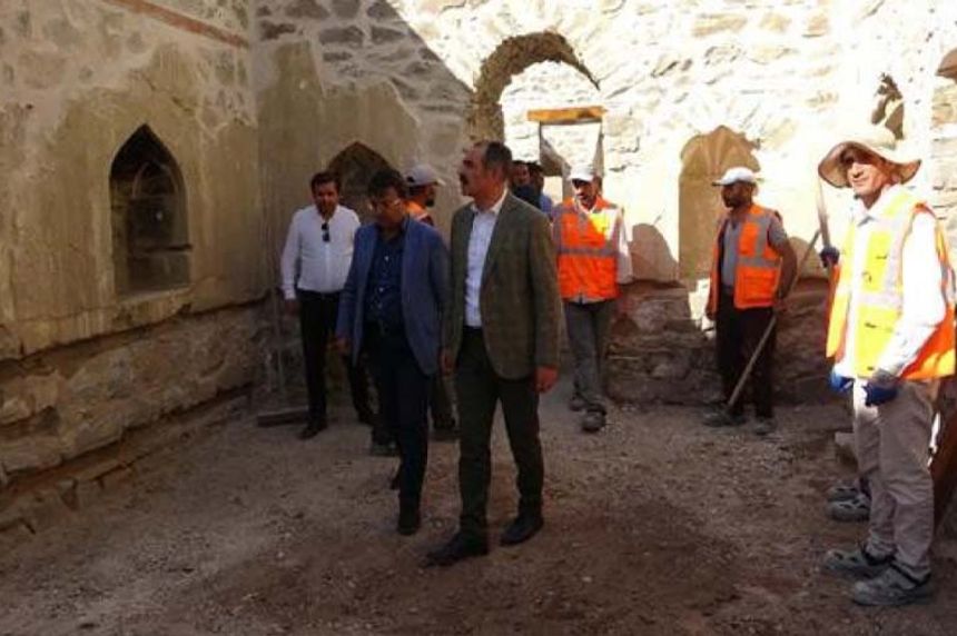 Türkmenoğlu, Hoşap Kalesi'ndeki restorasyon çalışmalarını inceledi