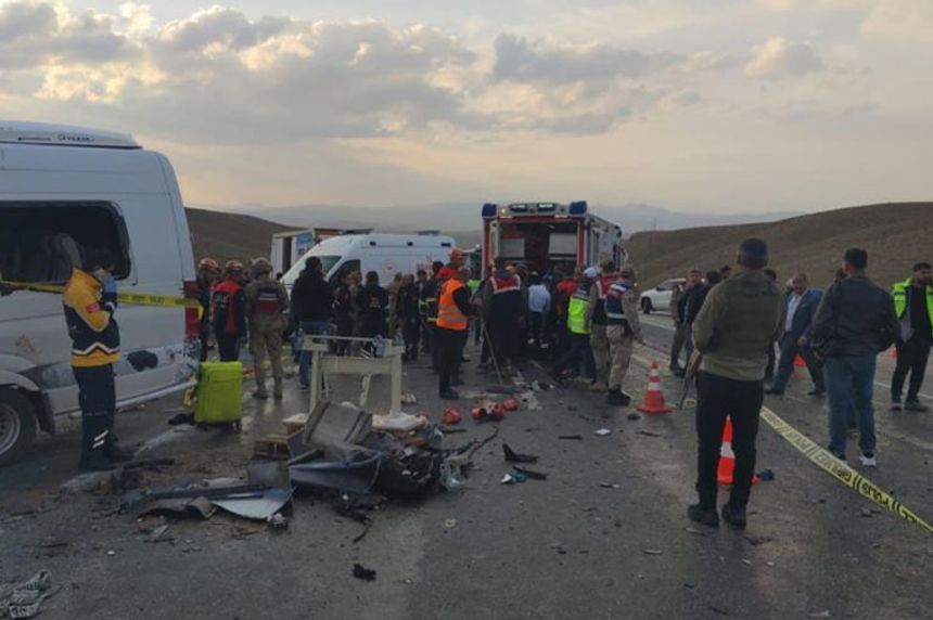 Van'da minibüsle kamyonetin çarpıştığı kazada 7 kişi öldü, 13 kişi yaralandı