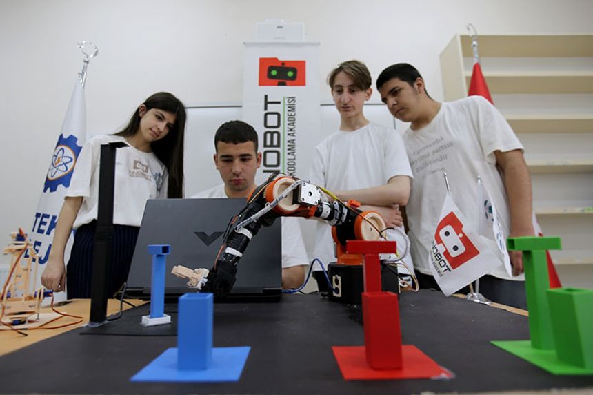 Vanlı öğrencilerin robot kol projesi, 42 ülkenin katıldığı yarışmada birinci oldu