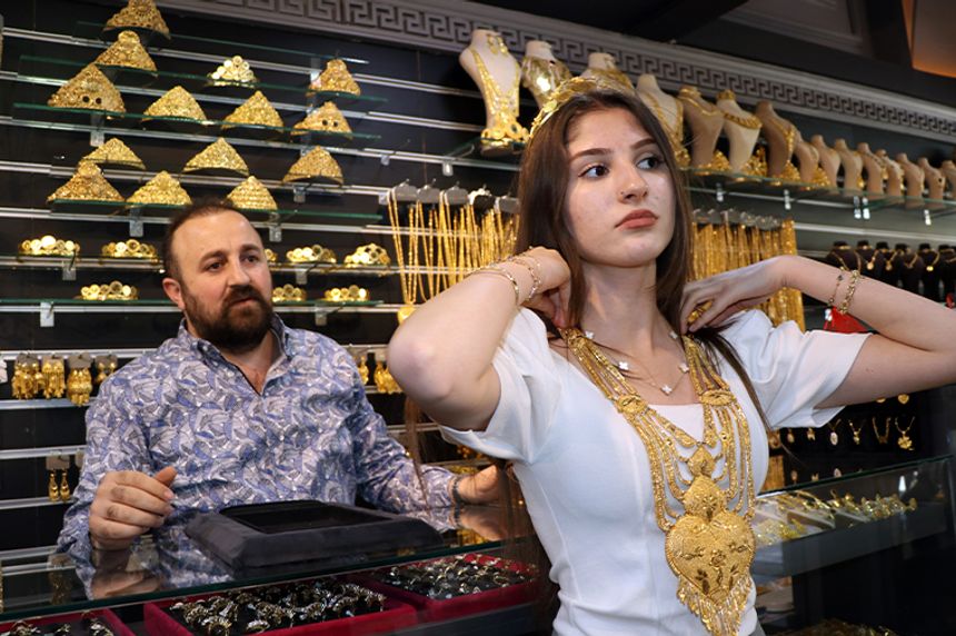Milyonluk aşiret düğünlerinin yapıldığı Van'da altın alamayanlar imitasyon takıya yöneldi