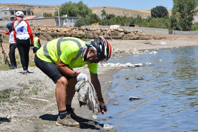 Bisiklet tutkunları Van Gölü kıyılarını temizledi