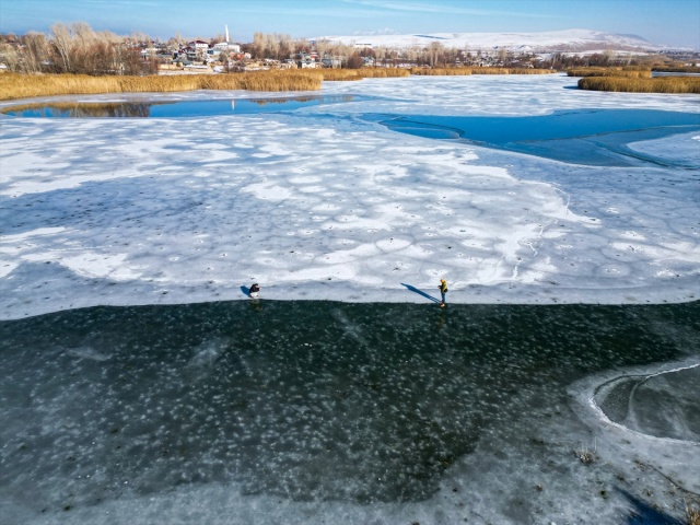 Kuş cenneti Dilkaya Sazlığı'nın yüzeyi buz tuttu