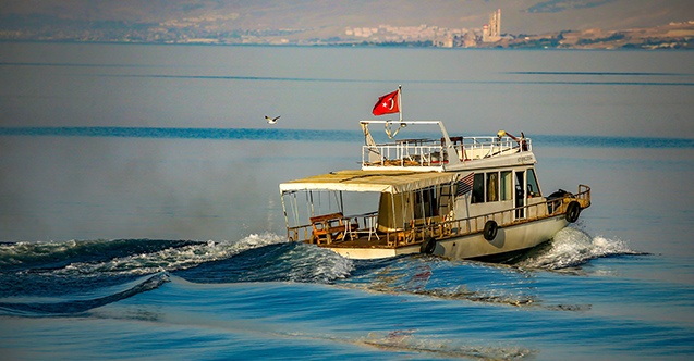 Van halkı huzuru Van Gölü kıyısında buluyor