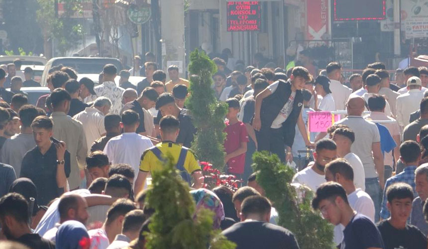 Van’da çarşı pazarda Kurban Bayramı yoğunluğu