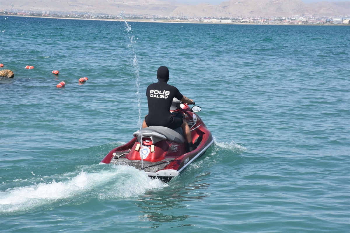 Deniz polisleri boğulmaları önlemek için Van gölü'nde devriye atıyor