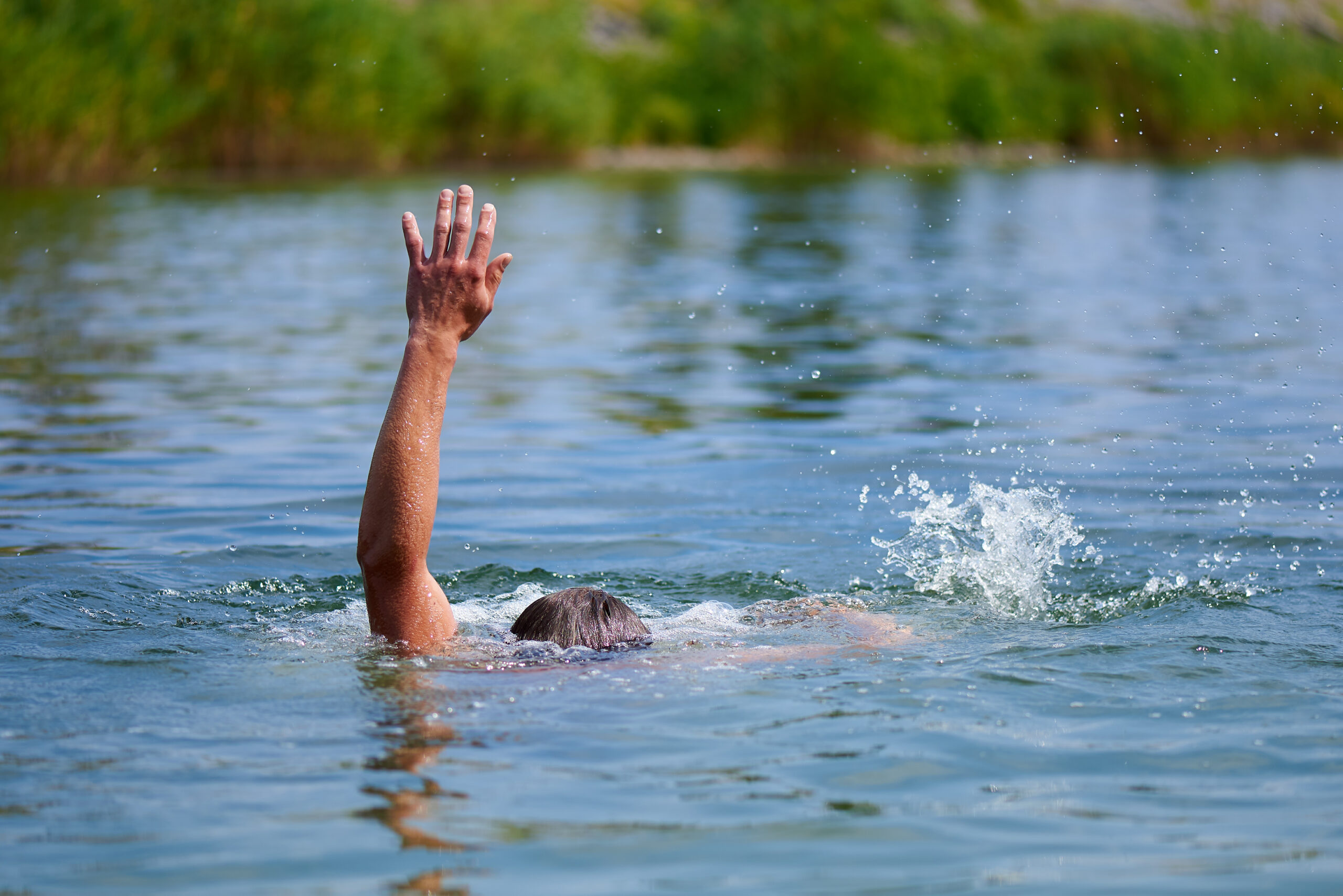 Человек выйдя из реки после купания даже. Тонущий человек. Купаются в пруду.