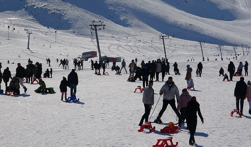 Vanlılar Abalı Kayak Merkezi'ne akın etti