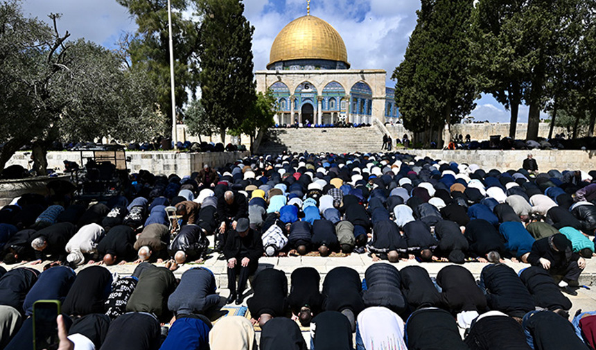 120 Bin Filistinli Ramazan Ayının Ikinci Cuma Namazını Mescid I Aksa'da Kıldı.jpg663
