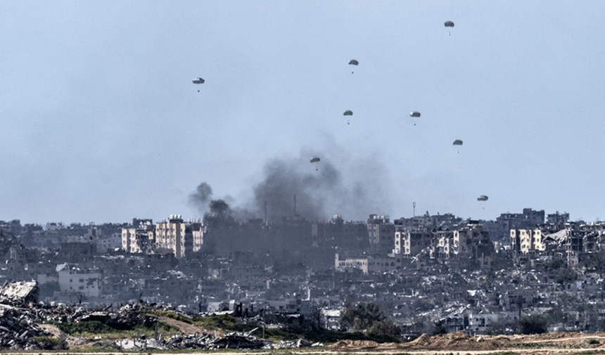 Gazze Şeridi’nin Kuzeyine Havadan Atılan Insani Yardımları Görüntülendi.jpg5566