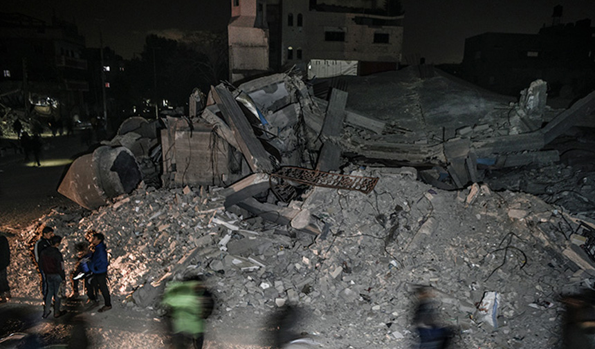 Gazzeliler, Ilk Teravih Namazını İsrail Saldırısında Yıkılan Caminin Enkazında Kıldı.jpg999