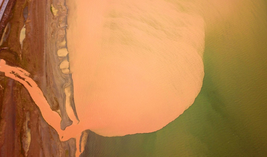 Sel Suları Van Gölü’nü Kahverengiye Boyadı