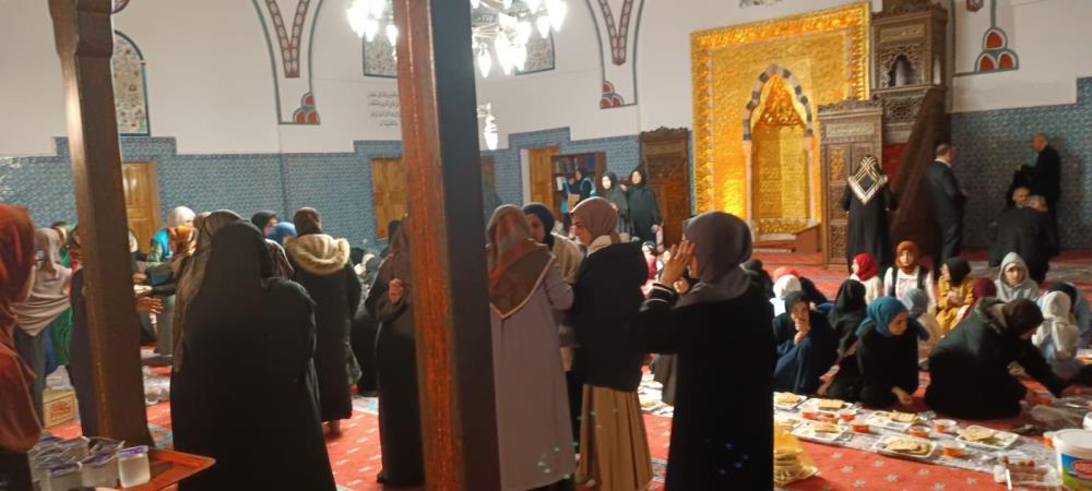 Van'da Kur'an Kursu Öğrencileri Tarihi Hüsrev Paşa Camisi’nde Iftar Yaptı 1