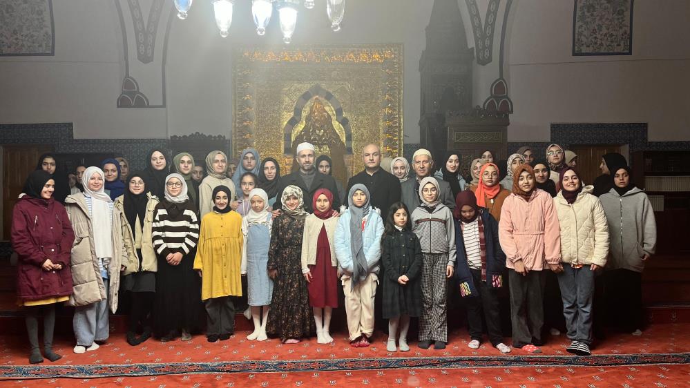 Van'da Kur'an Kursu Öğrencileri Tarihi Hüsrev Paşa Camisi’nde Iftar Yaptı