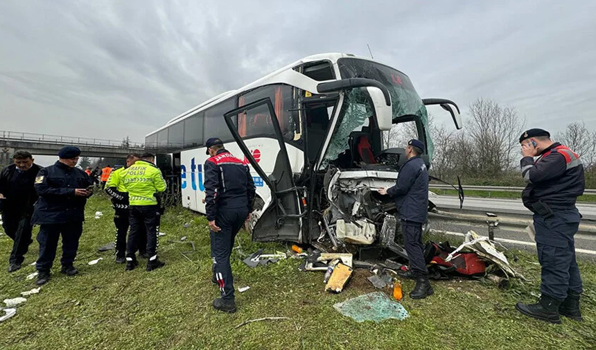 Yolcu Otobüsü Kaza Yaptı 17 Yaralı.jpg696.Jpg987