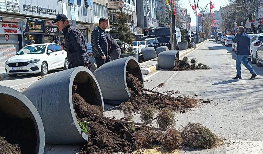 Van'da ortalık savaş alanına döndü! İşte o görüntüler...