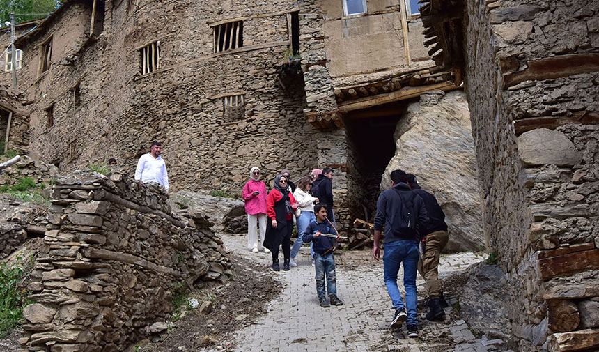 Hizan’ın Taş Evlerden Oluşan Köylerine Fotoğrafçılardan Yoğun Ilgi.jpg69