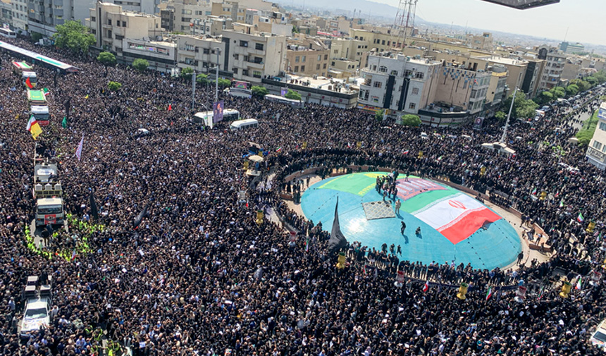 İran Cumhurbaşkanı Reisi'nin Cenaze Namazını Ülke Lideri Hamaney Kıldırdı.jpg789