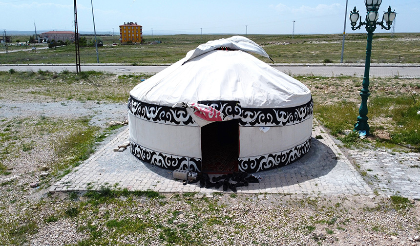 Kurdukları Otağda Kırgız Kültürünü Tanıtıyorlar.jpg789