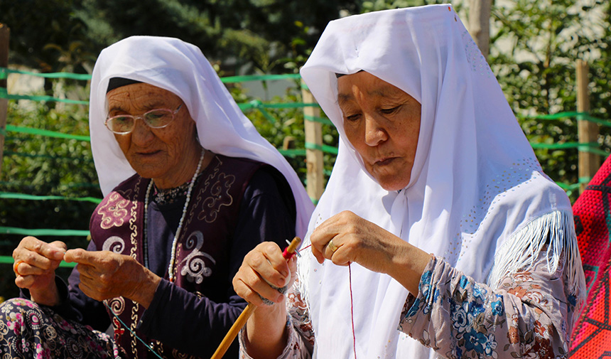 Kurdukları Otağda Kırgız Kültürünü Tanıtıyorlar.jpg968