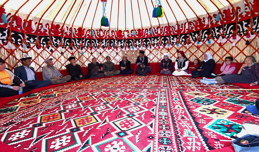 Kurdukları Otağda Kırgız Kültürünü Tanıtıyorlar.jpg987