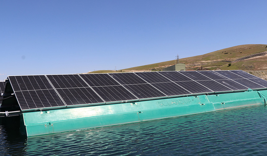 Türkiye'nin Ilk Yüzer Güneş Enerjisi Santrali, Elektrik Üretimine Başlıyor.jpg897