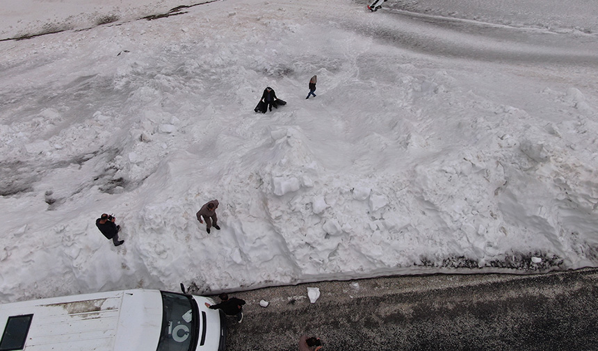 Yaklaşık 4,5 Aydır Kar Altında Kalan Minibüsünü Çıkaracağı Günü Bekliyor.jpg689588
