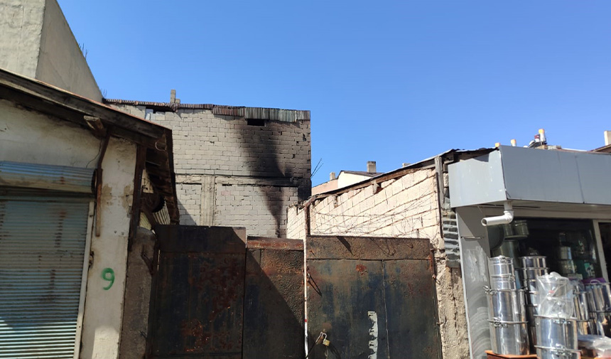 Erciş'te Çatı Yangını.jpg698