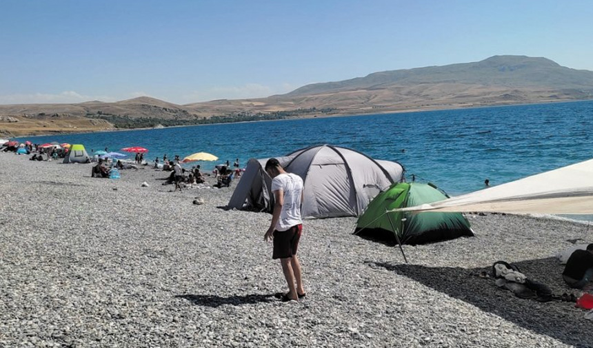 Van Gölü Sahilleri Hafta Sonu Dolup Taştı.jpg6544