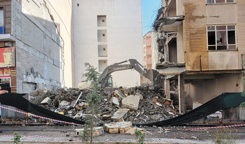 Van'da Eski Binalar Tek Tek Yıktırılıyor