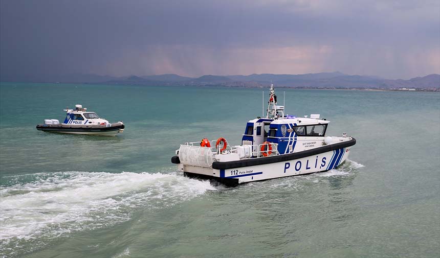 "Van Denizi"nin cankurtaranı polisler