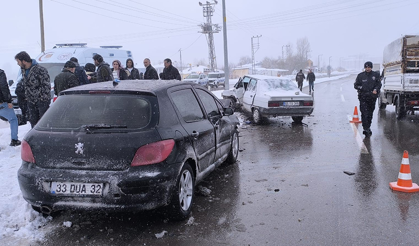 Otomobiller Çarpıştı