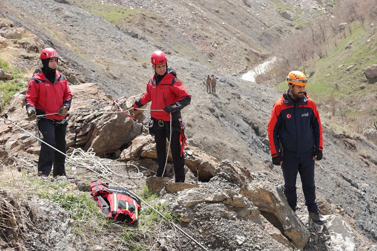 A A 20250411 37599595 37599592 H A K K A R I D E K A Y I P K A D I N I A R A M A C A L I S M A L A R I S U R U Y O R