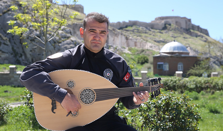 Polis Memurunun Müzik Aşkı.jpg0