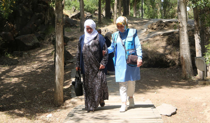 Yaşlılara Moral Gezisi