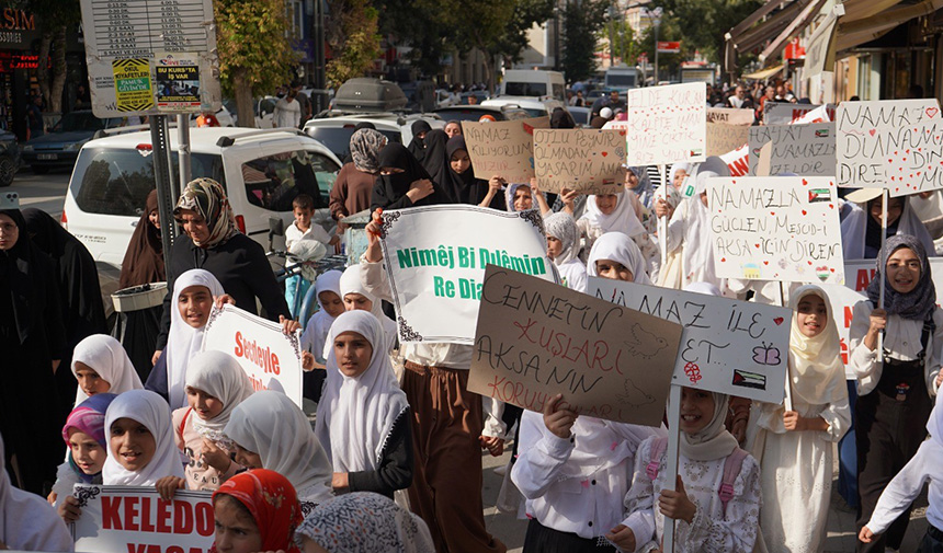 Namaz Temalı Yürüyüş.jpg2