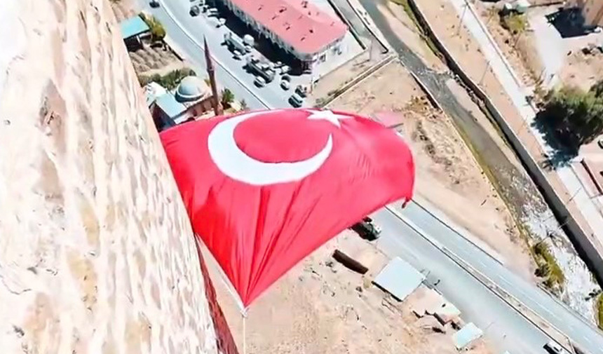 Hoşap Kalesi Bayrak